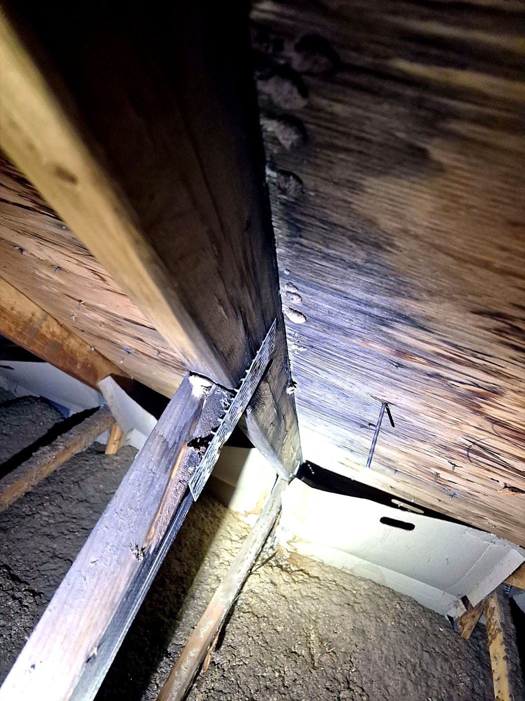 Sous-toit noirci par une infiltration d'eau — la source est à trouver et à corriger.