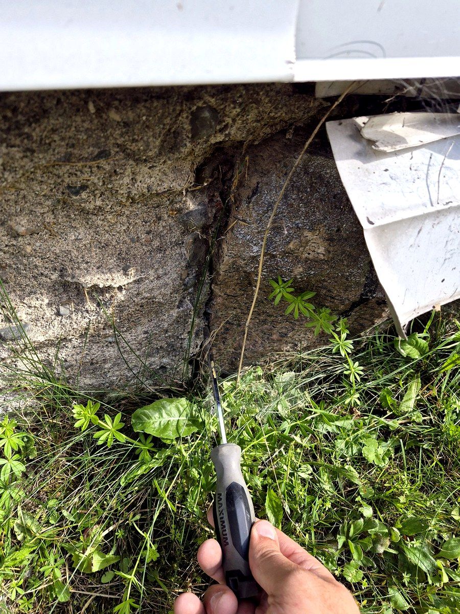 Fissure dans une fondation en pierre — à surveiller de près.
