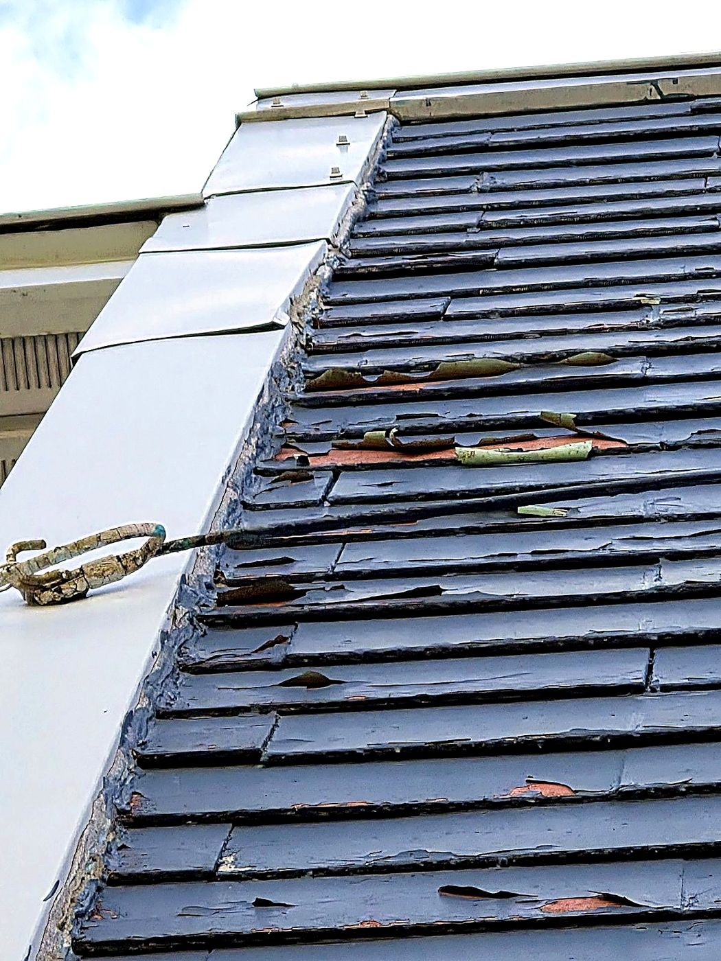 Revêtement de bois avec écaillage de peinture — à entretenir pour protéger le bois.